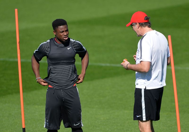 Laurent Blanc platica con Serge Aurier