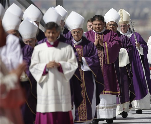 El papa Francisco llegando a El Caracol, acompañado de otras autoridades eclesiásticas 