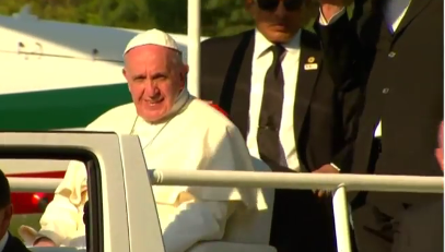 El Papa arriba del papamóvil en dirección a un hospital infantil en la colonia Doctores.
