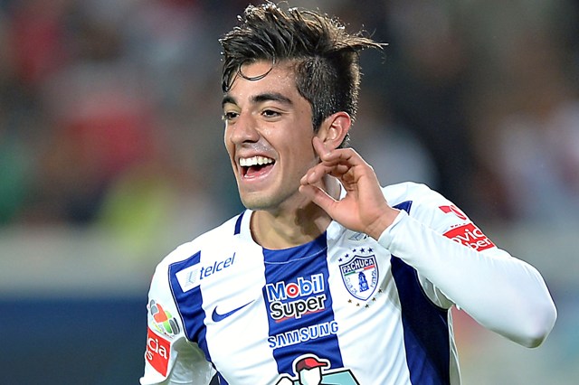 Rodolfo Pizarro celebra una de las anotaciones que le dieron la victoria a los Tuzos 