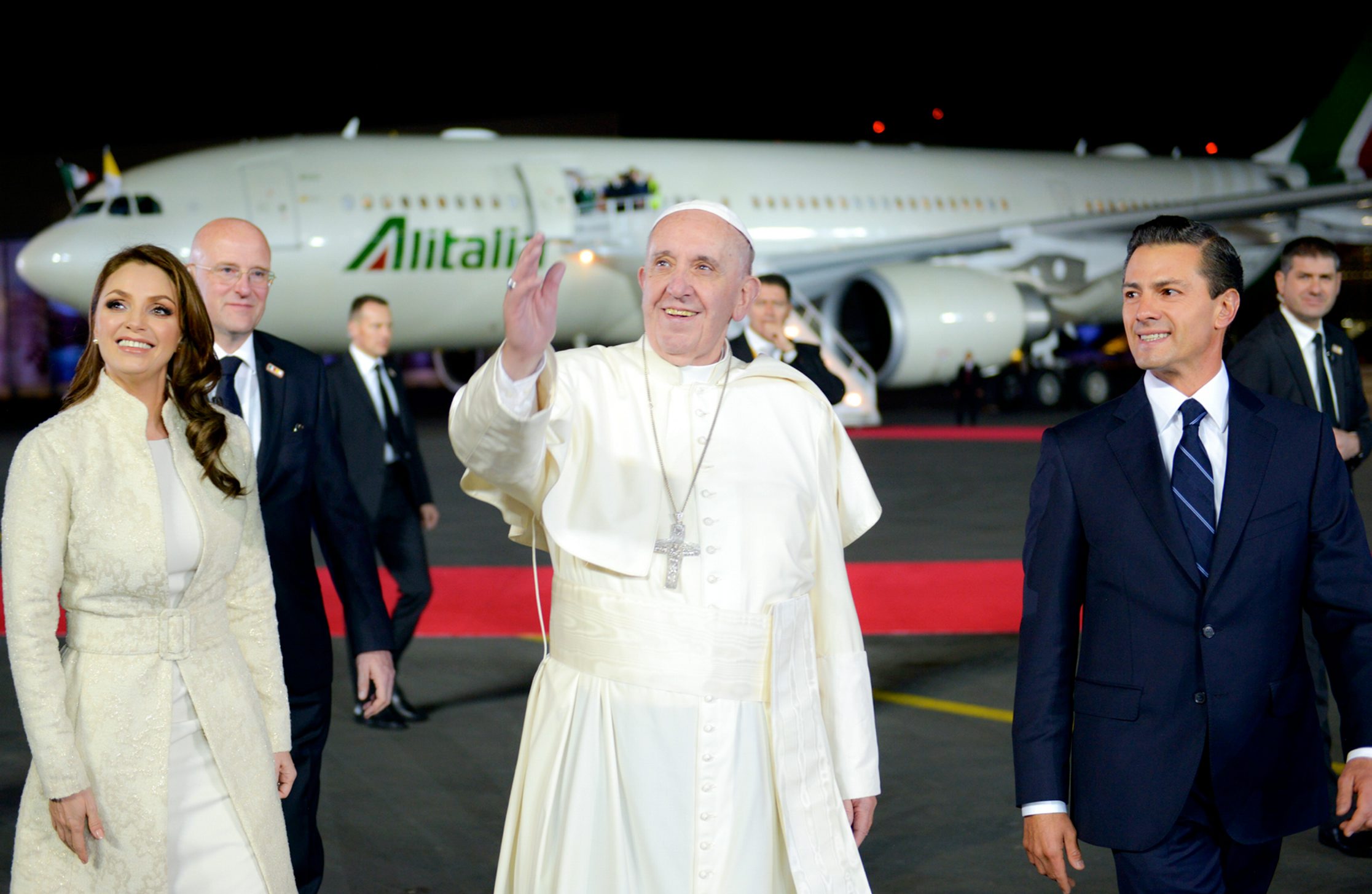 Angélica Rivera rompió el protocolo al utilizar un vestido color claro a la llegada del papa Francisco a México. 