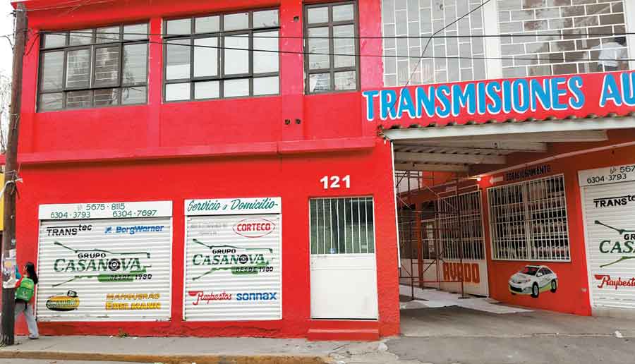 Escuela Normal José Santos Valdés, de Morena, ubicada en Xochimilco, comparte local con un taller de autos.