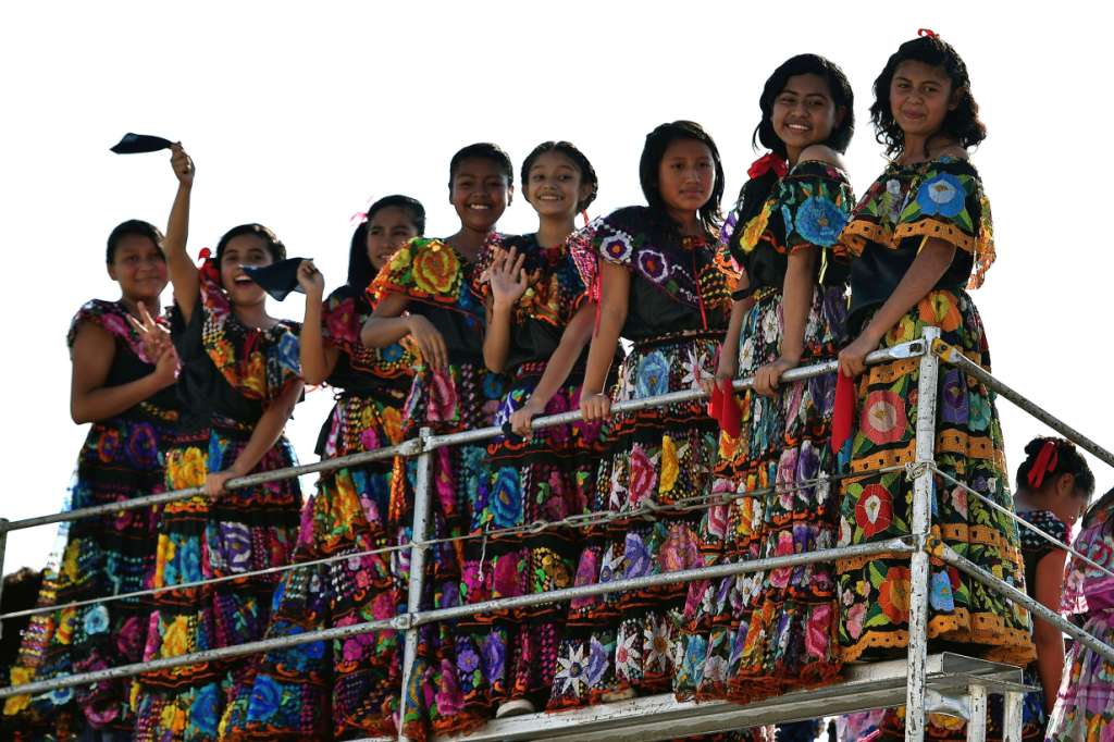 Un grupo de niñas indígenas estuvo en el recibimiento del Papa en el aeropuerto de Tuxtla Gutiérrez.
