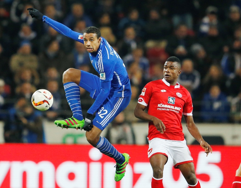 Joel Matip, rechaza una pelota enfundado en la camisa del Schalke