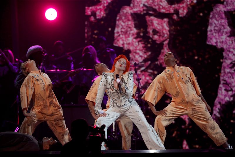 Lady Gaga interpretó los clásicos de David Bowie. 