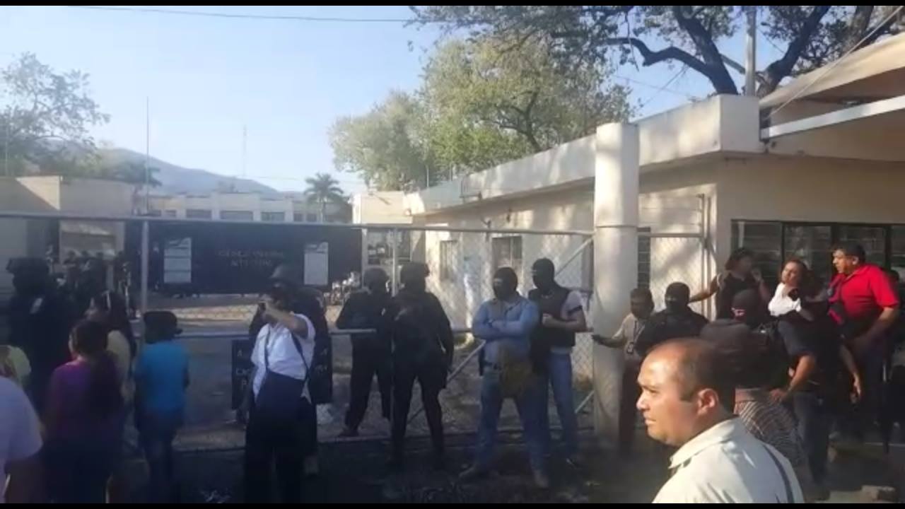 Algunas personas señalan que han sacado a algunos presos lesionados.
