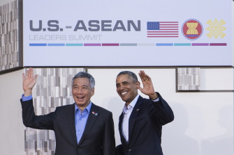 Barack Obama posa con el primer ministro de Singapur, Lee Hsien Loong, a su llegada a la cumbre en Rancho Mirage