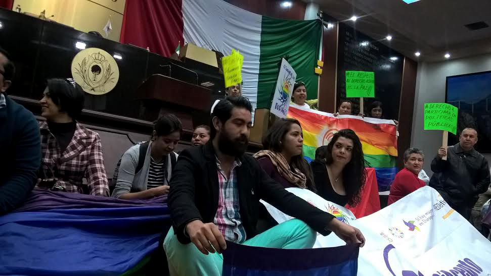 Comunidad gay toma tribuna del Congreso de Durango ante el aplazamiento de la ley de los matrimonios igualitarios.