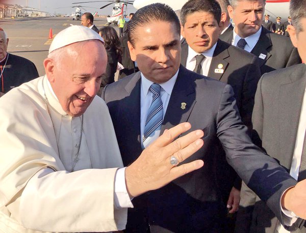 El gobernador de  Michoacán, Silvano Aureoles, dio la bienvenida al Papa.