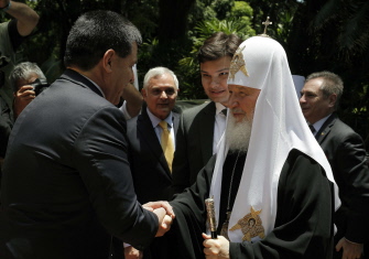 Horacio Cartes (i), estrecha la mano del patriarca Kirill antes de su entrevista, ayer lunes en Asunción