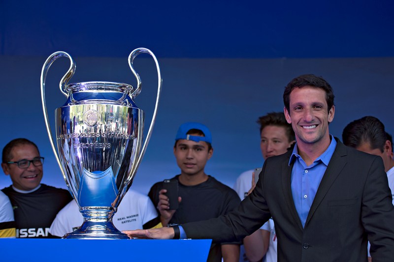 Juliano Belletti con el trofeo de la Champions  en la Ciudad de México 