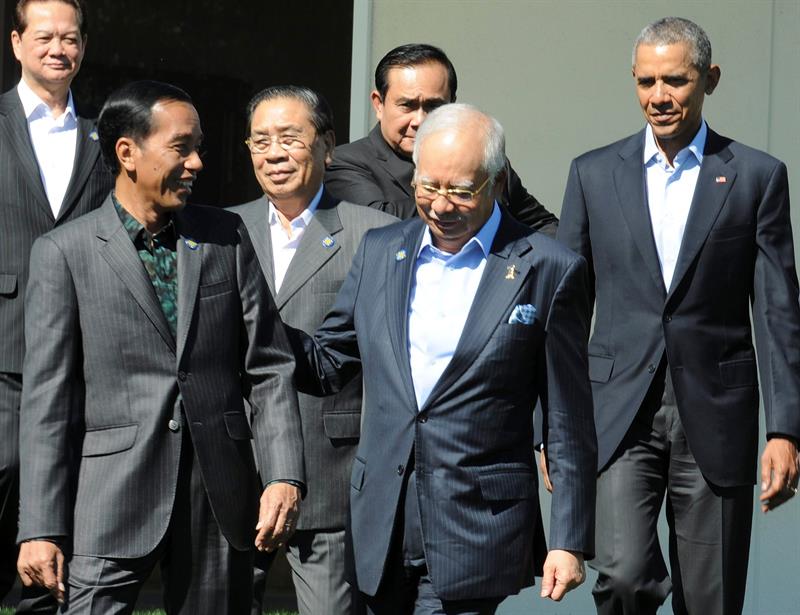  El presidente de Indonesia Joko Widodo (2i) habla con el premier de Malasia Najib Razak (c) junto a Obama (d) y otros líderes de la ASEAN 