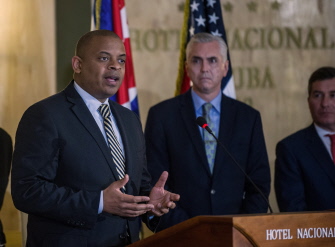 El secretario de Transporte de EU, Anthony Foxx, en la rueda de prensa en el Hotel Nacional, después de firmar el acuerdo con Cuba