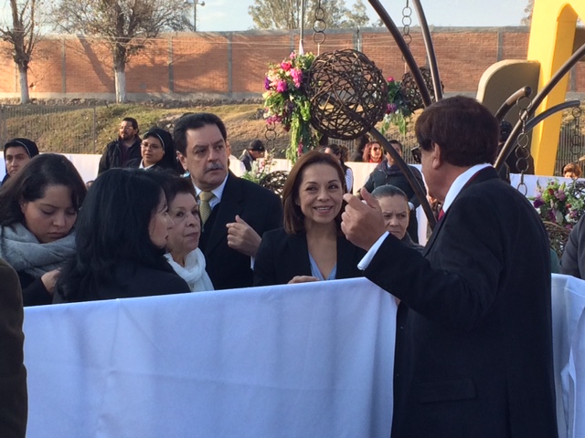"Vine para presenciar este encuentro y que el Papa pueda estar en esta región del país, dijo sonriente Vázquez Mota, mientras caminaba del brazo de su