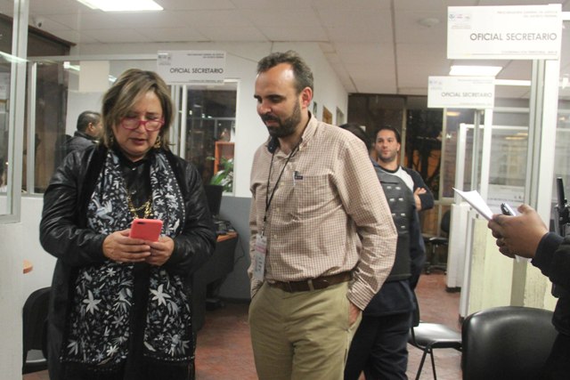 Arne aus den Ruthen y Xóchitl Gálvez después de la agresión contra el city manager.