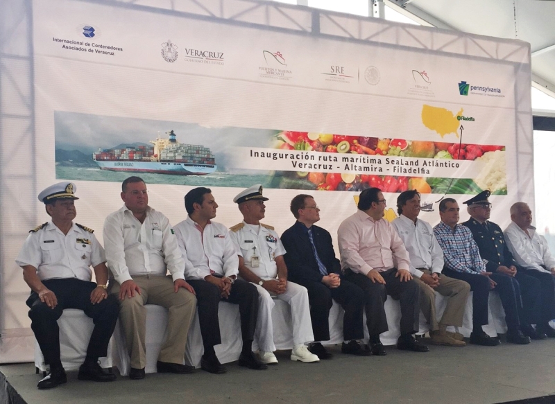 Autoridades asistieron a la ceremonia de inauguración del nuevo servicio marítimo.