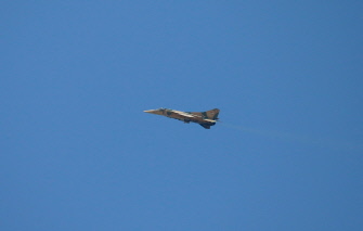 Un avión militar sirio vuela sobre un área de Derá controlada por los rebeldes, en el sur de Siria 