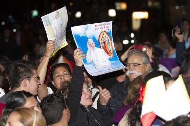Cientos de personas esperan fuera de la Nunciatura al papa Francisco para despedirlo en su último día de actividades en México.
