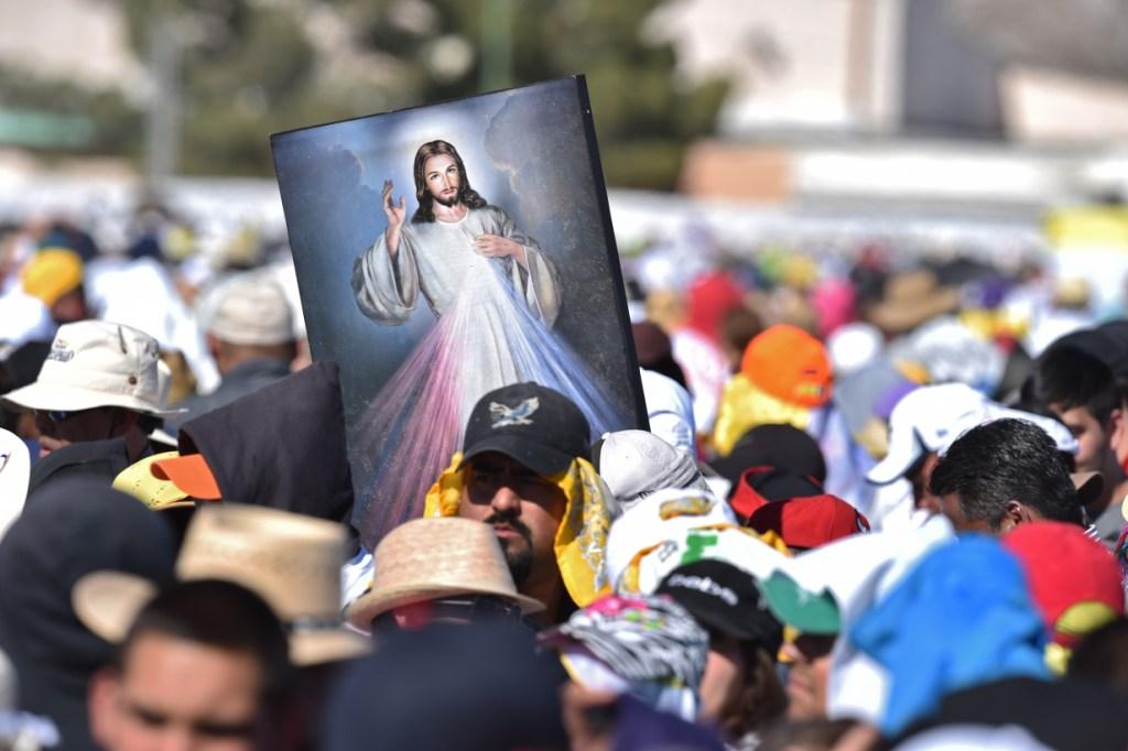 Cientos de personas esperan al Papa en el predio “Antigua Feria Expo” de Ciudad Juárez.