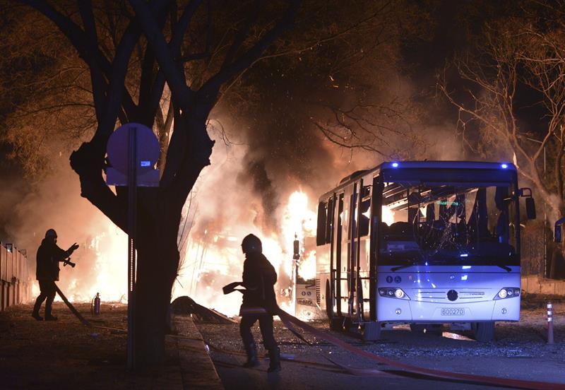 Un equipo de bomberos turcos trata de apagar las llamas causadas por la explosión de un coche bomba en el centro de Ankara 