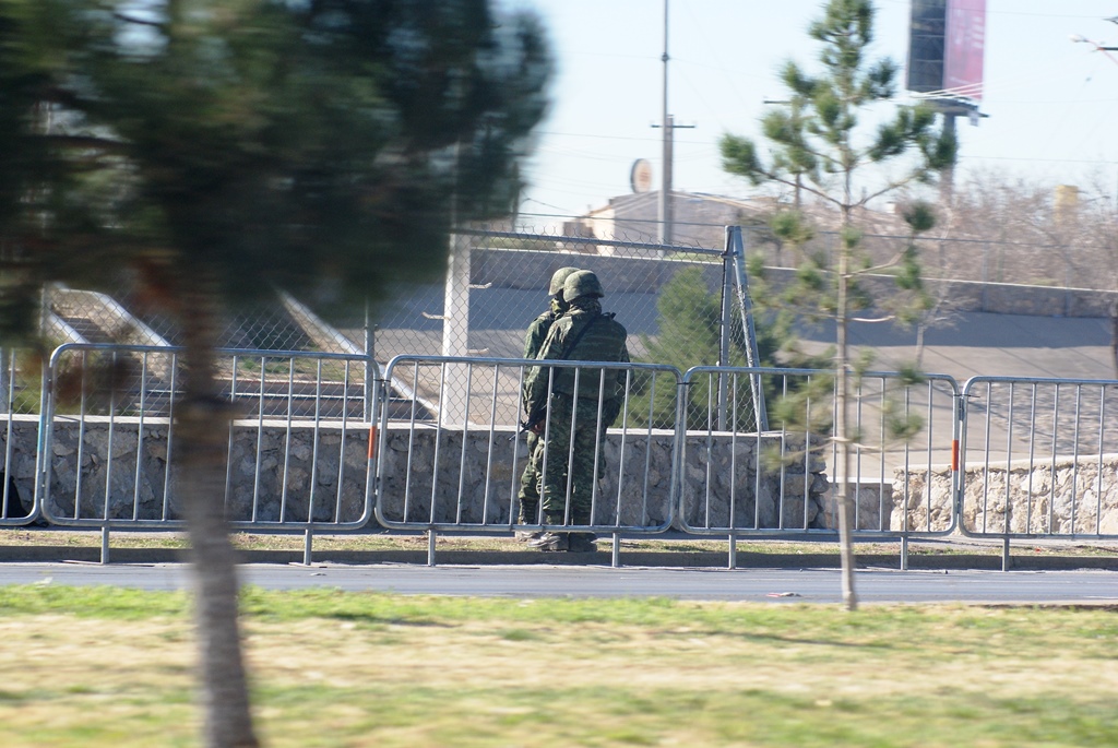 Fuerzas federales vigilan la zona por donde pasará el papamóvil.