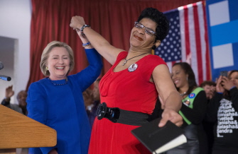  Hillary Clinton es presentada a un acto electoral en Chicago por la madre de una joven muerta en una celda policial en polémicas circunstancias