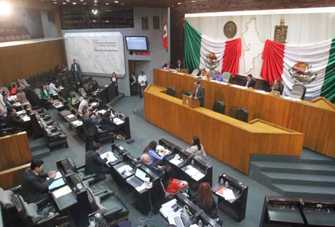 Los legisladores han contratado proveedores sin registro.