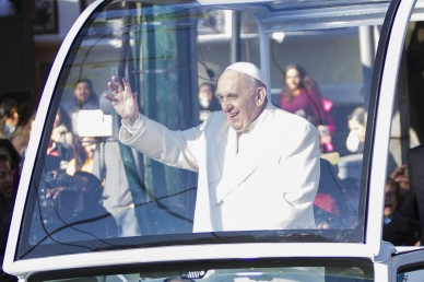 El papa Francisco inició su recorrido al aeropuerto capitalino en un papamóvil; en Circuito Interior el pontífice cambió el vehículo por un coche cerr