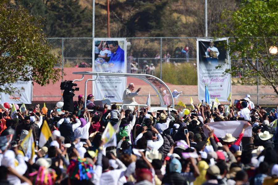 El papa Francisco fue recibido por cientos de personas en Ciudad Juárez en su última parada en territorio mexicano