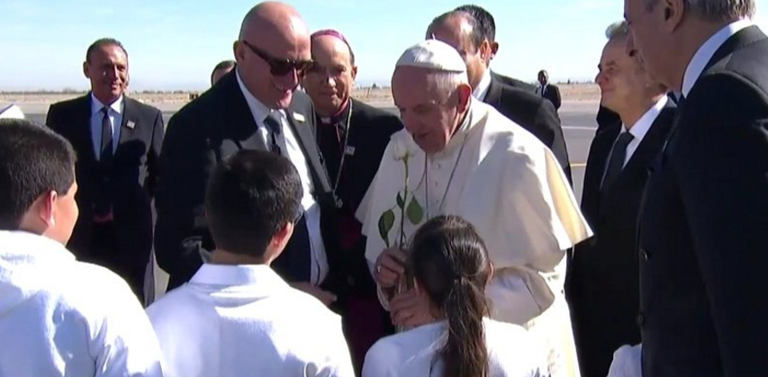 El pontífice recibió una rosa blanca de parte de una niña en el Aeropuerto Internacional de Ciudad Juárez, Chihuahua. 