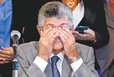 El presidente de la Asamblea Nacional unicameral, Henry Ramos Allup, proclamó la aceptación por mayoría de la polémica ley.