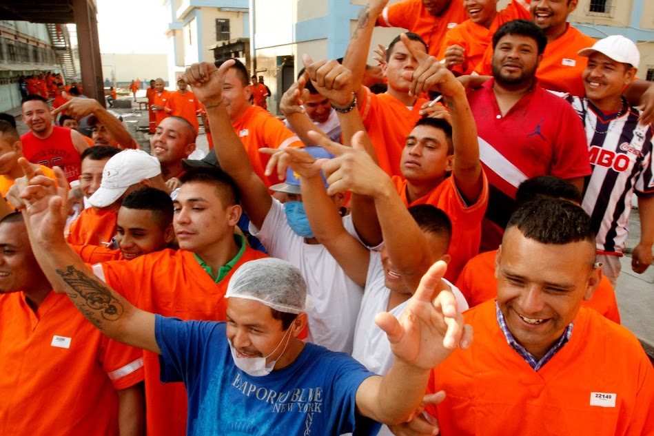 Reclusos sonríen ante las cámaras en el patio del penal.
