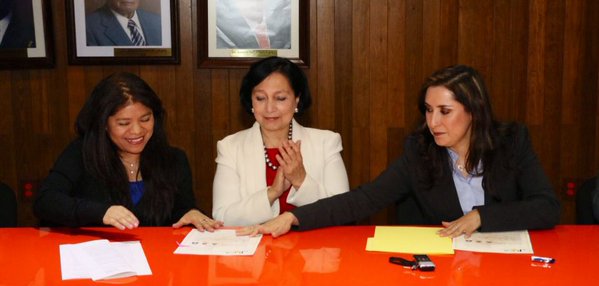 Amalia García, titular de la Secretaría del Trabajo de la CdMx durante la toma de nota.