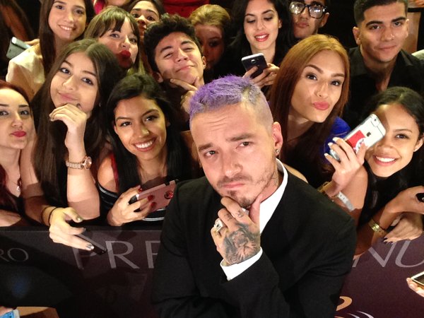J Balvin a su llegada a la ceremonia. El cantante se alzó como Artista del Año. 