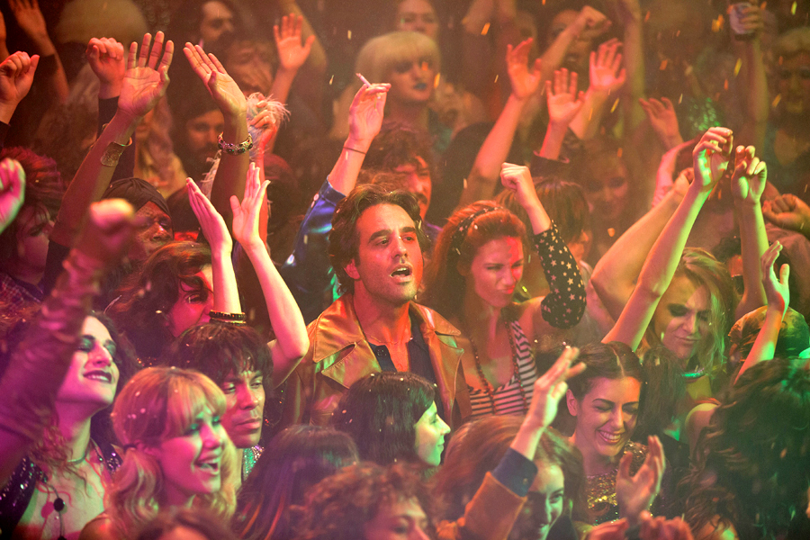 Bobby Cannavale da vida a Richie Finestra, un ejecutivo de la industria musical.