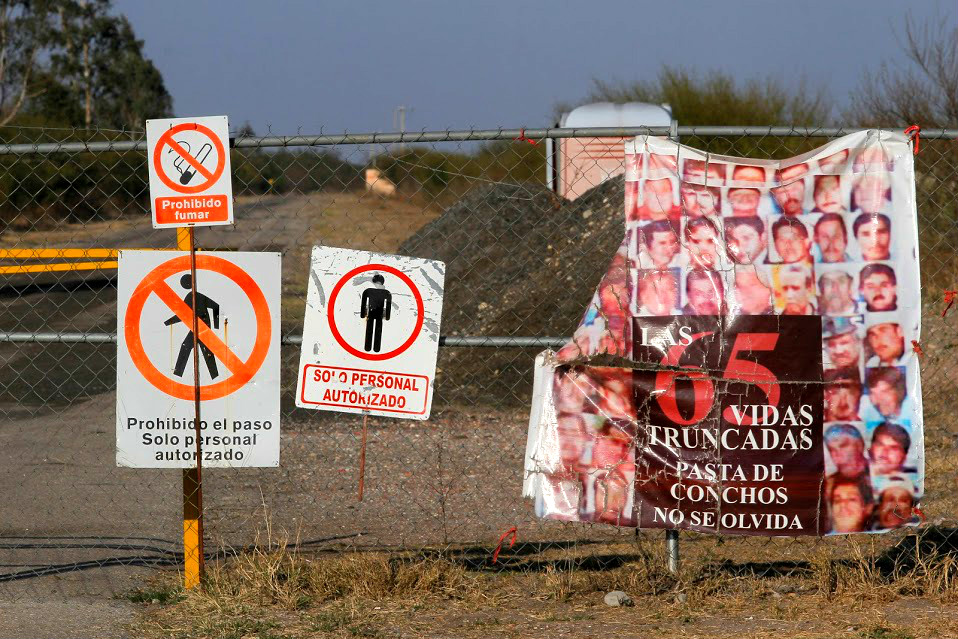 Familiares de los trabajadores instalaron un campamento al exterior de las instalaciones mineras de Grupo México. 