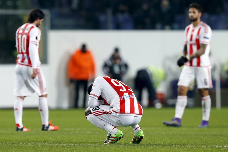 Jugadores de Olympiacos tras la derrota con el Anderlecht