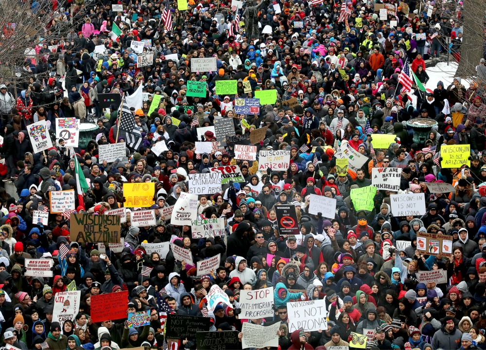 Miles de personas se manifestaron frente al Capitolio de Wisconsin contra dos iniciativas que consideran racistas.