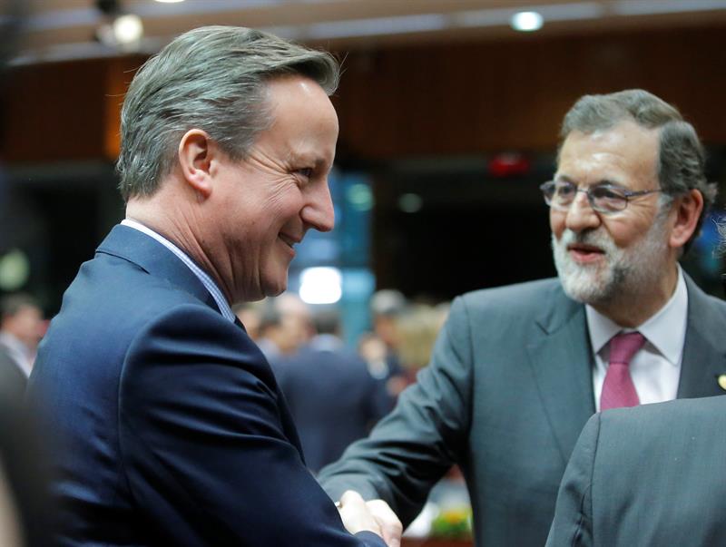 El presidente del gobierno español, Mariano Rajoy (d), durante su conversación con el primer ministro británico David Cameron (i) en Bruselas