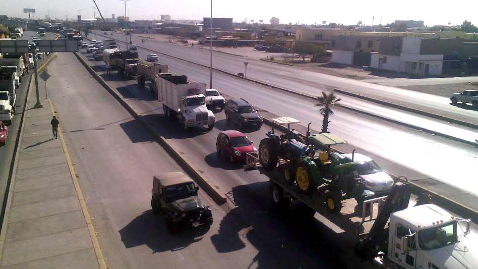 Protesta de agricultores por el periférco de Torreón. 