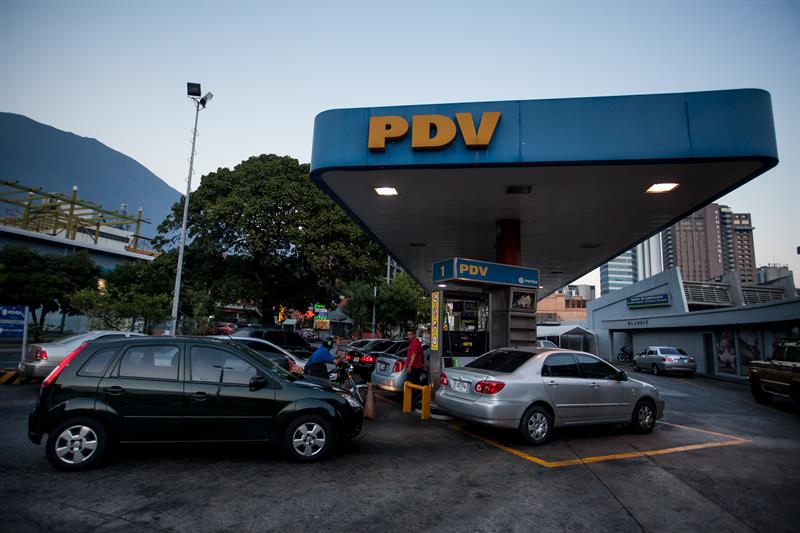 Vehículos hacen cola para abastecerse de gasolina en una estación de Petróleos de Venezuela (PDV) en Caracas, tras anunciarse el aumento