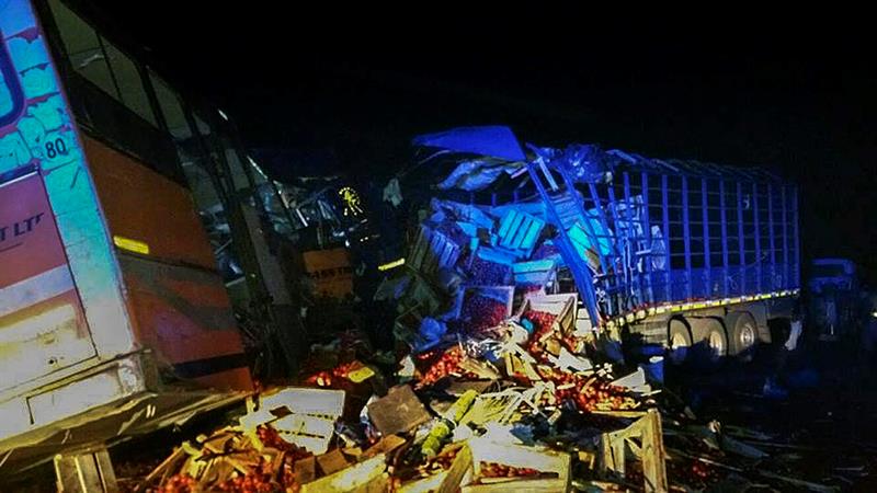 Una vista general del lugar del accidente de autobús donde fallecieron al menos 71 personas en Kintampo, Ghana