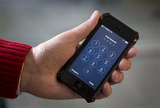 Apple se ha negado en varias ocasiones a crear un sistema, conocido como puerta trasera, que permita al gobierno tener acceso a los dispositivos. 
