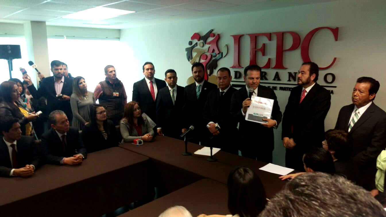 Esteban Villegas Villarreal realizó su registro como candidato a la gubernatura de Durango.