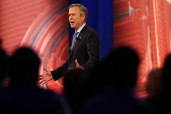 Jeb Bush contesta a los presentes en un acto organizado por la CNN en Columbia, Carolina del Sur, este jueves