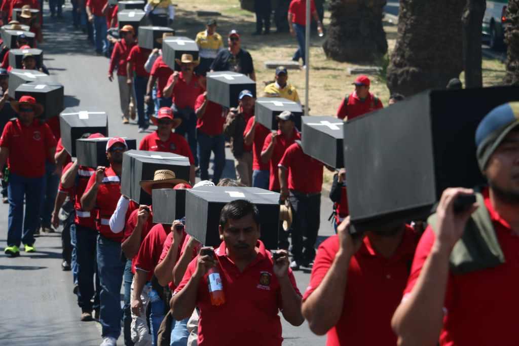 Alrededor de mil personas marcharon sobre avenida Bucareli, posteriormente se dirigieron a la Secretaría de Gobernación. 