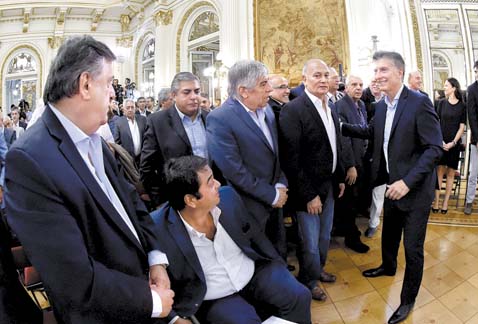 El presidente (derecha) se deshace de los empleados contratados por Cristina Kirchner.
