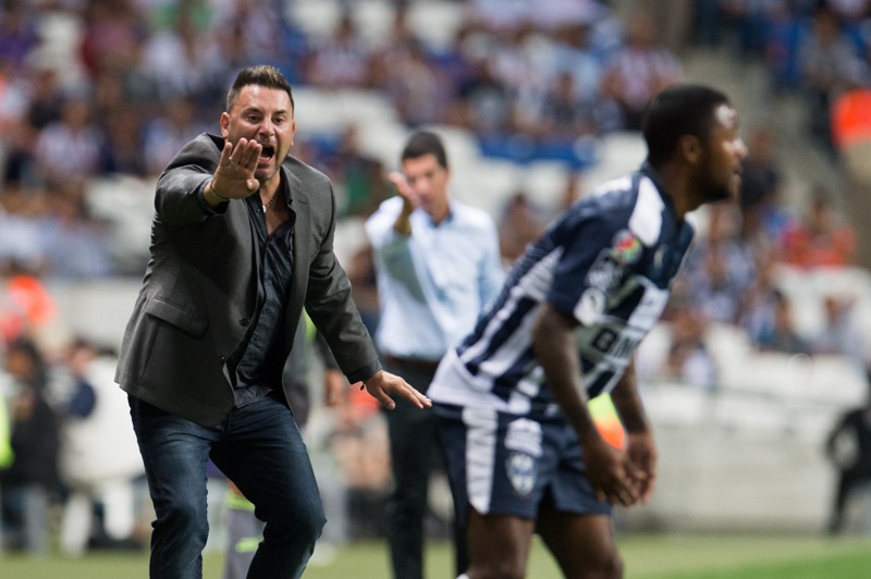 Antonio Mohamed da indicaciones desde su área técnica 