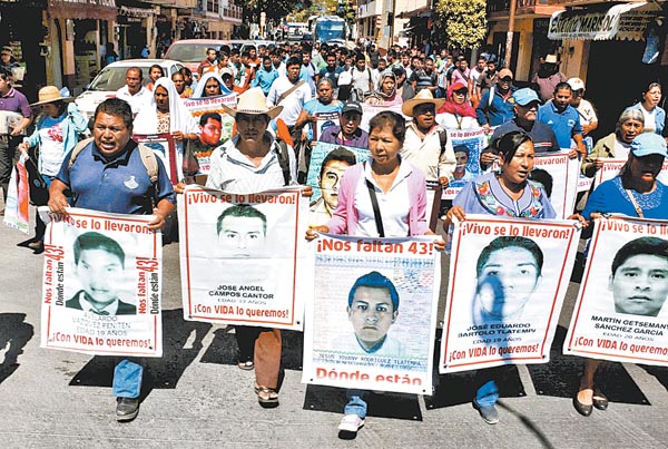 Familiares de los 43 marcharon ayer del monumento de Nicolás Bravo al centro de Chilpancingo.