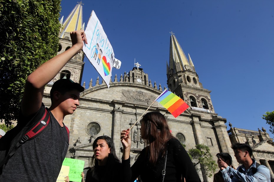 Pequeños grupos que defienden los derechos de los homosexuales, también se hicieron presentes en la manifestación 